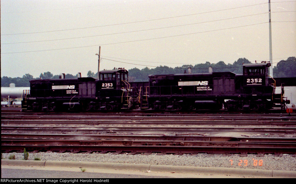 NS 2352 & 2353 together in Glenwood Yard